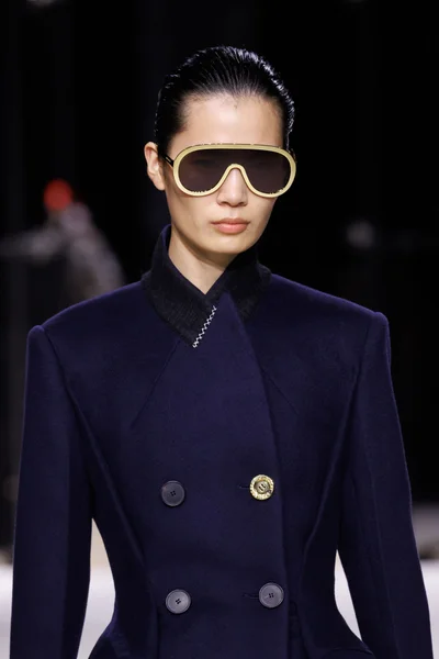 Look 100